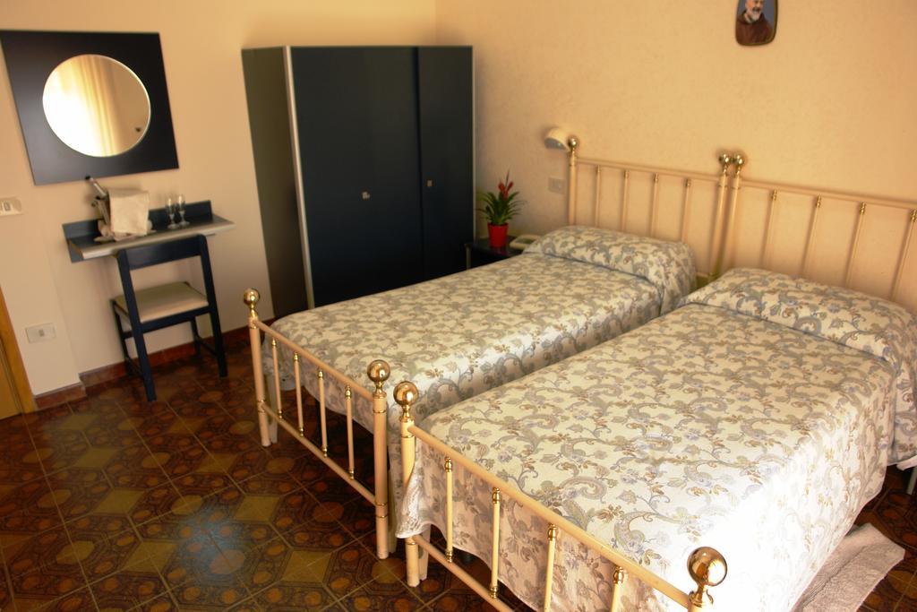 Hotel Gaggiano Сан-Джованни-Ротондо Номер фото